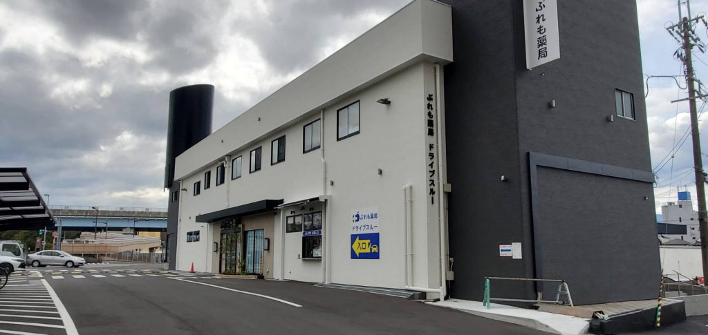 ぷれも薬局様（関西エリア）の看板施工事例