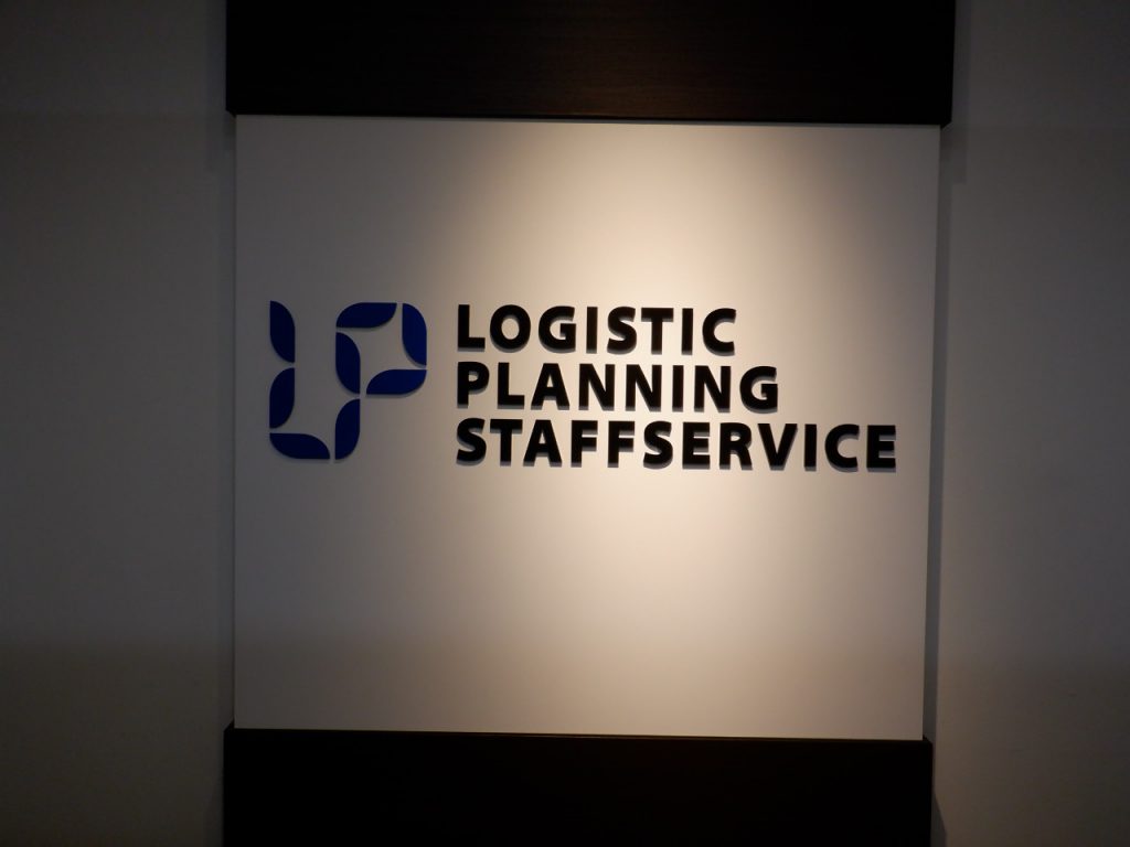 LOGISTIC PLANNING STAFFSERVICE様（関西エリア）の看板施工事例