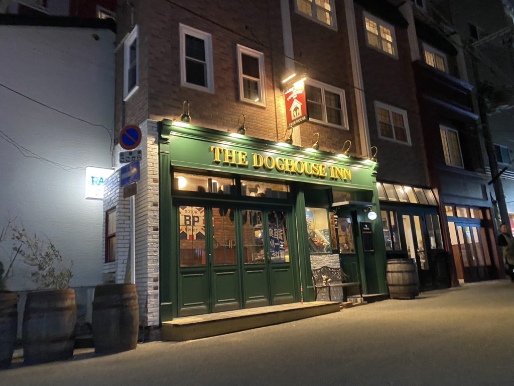 THE DOGHOUSE INN様（関西エリア）の看板施工事例