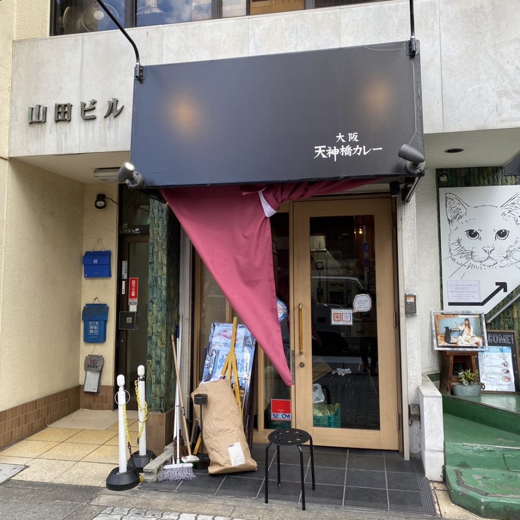 大阪天神橋カレー様（関西エリア）の看板施工事例