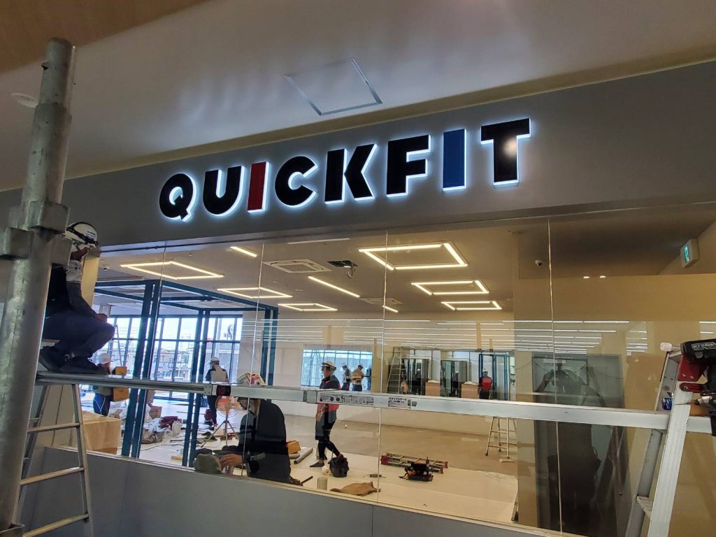 QUICKFITイオン松原店様（関西エリア）の看板施工事例