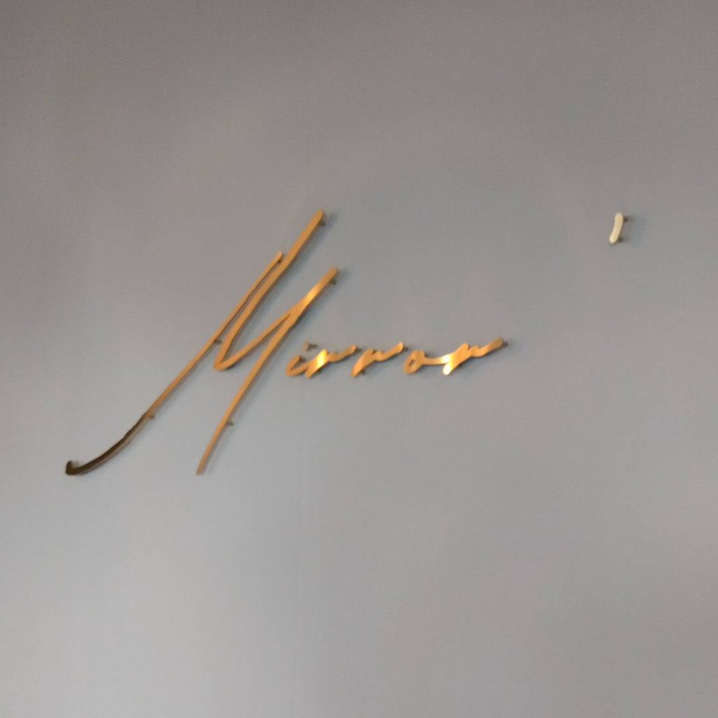 Mirror’ 美容室様（関西エリア）の看板施工事例