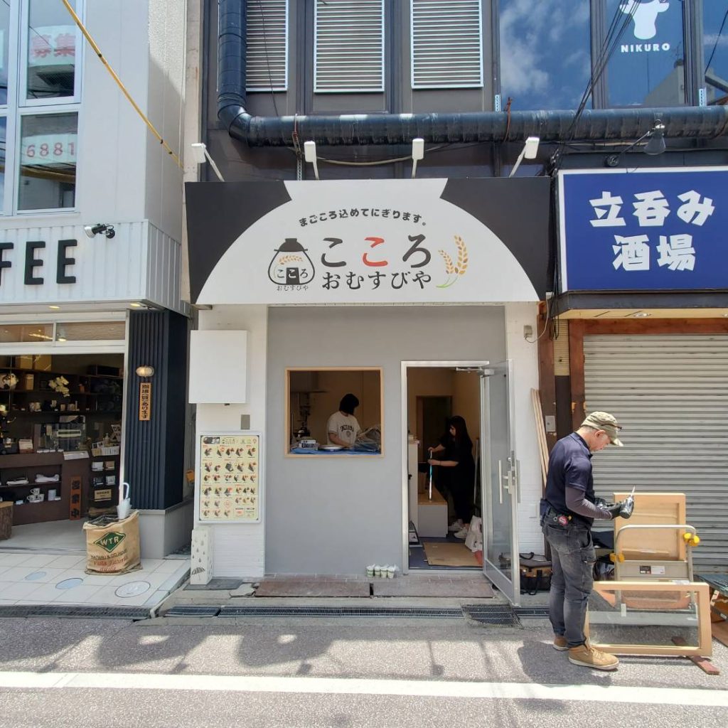 おむすびや こころ様（関西エリア）の看板施工事例