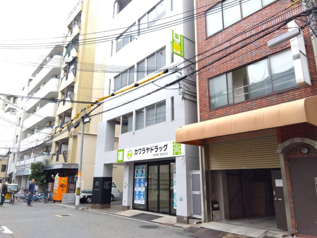 カワラヤドラッグ様（関西エリア）の看板施工事例