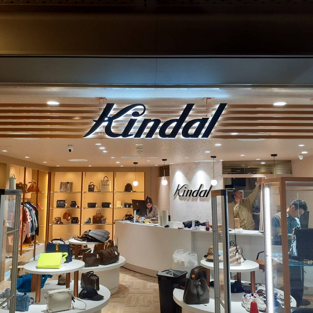 カインドオルNAMBAなんなん店様（関西エリア）の看板施工事例