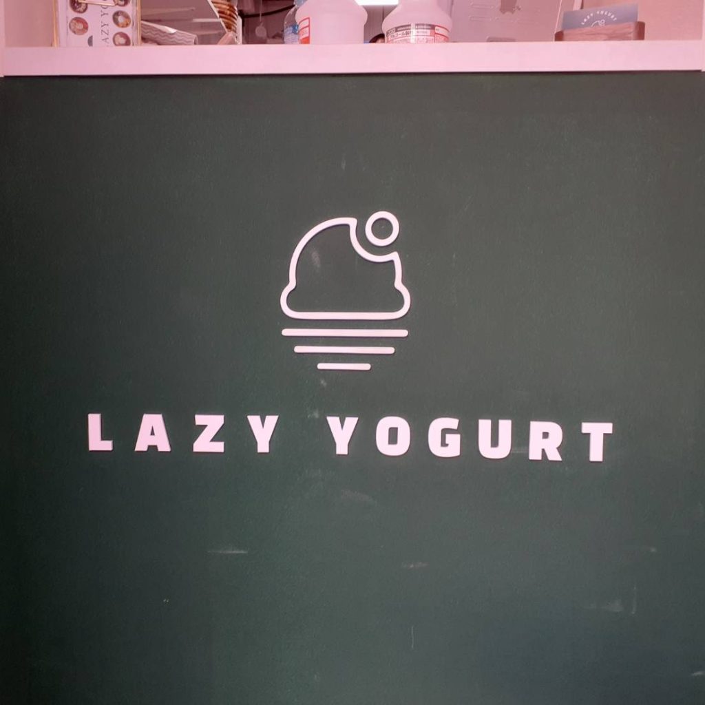 LAZY YOGURT 中崎町店様（関西エリア）の看板施工事例
