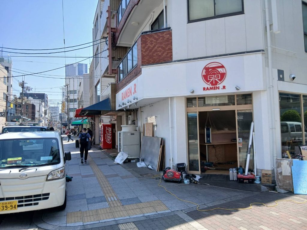 RAMEN.R 難波店様（関西エリア）の看板施工事例