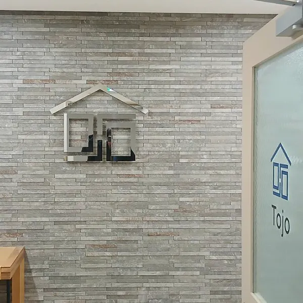 大阪市中央区 オフィス看板施工事例｜株式会社Tojo様 ステンレス鏡面切文字・ガラスサイン