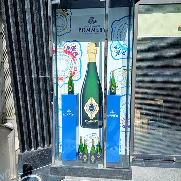 大阪市北区　飲食店看板施工事例｜ショーウィンドウ・インクジェット出力シート