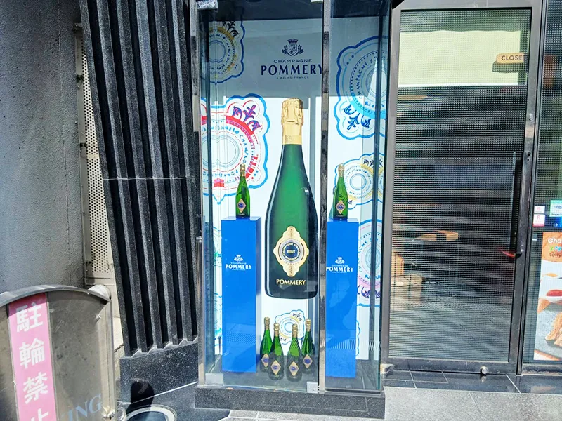 大阪市北区　飲食店看板施工事例｜ショーウィンドウ・インクジェット出力シート